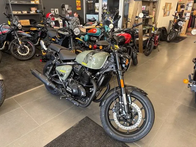 2026 Royal Enfield SHOTGUN — front three-quarter view