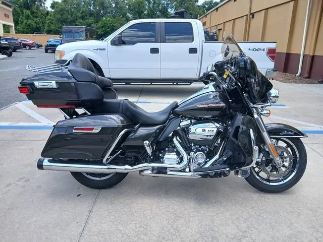 2019 Harley-Davidson® FLHTK - Ultra Limited — front three-quarter view