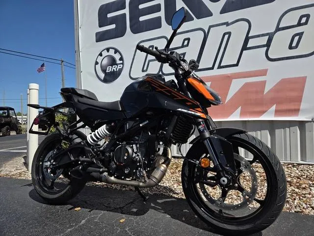 2026 KTM 250 Duke — front three-quarter view