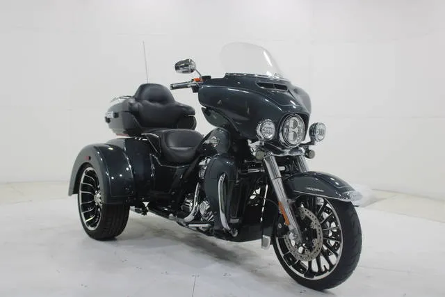 2025 Harley-Davidson® FLHTCUTG - Tri Glide® Ultra — front three-quarter view