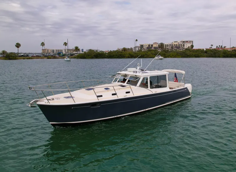 2019 MJM 43z — front three-quarter view