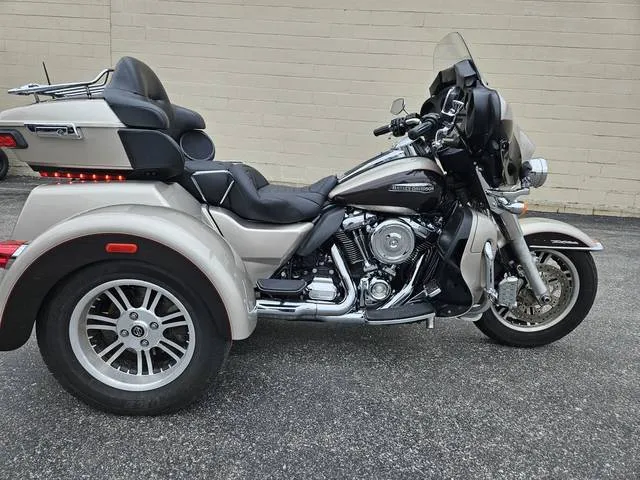 2018 Harley-Davidson® FLHTCUTG - Tri Glide® Ultra — front three-quarter view