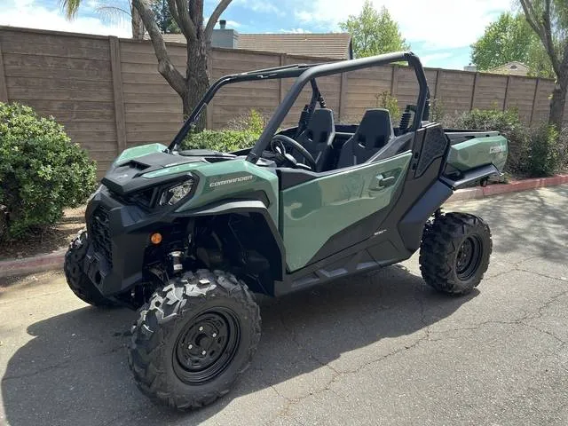 2026 Can-Am® Commander DPS 700 — front three-quarter view