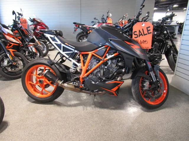 2018 KTM 1290 Super Duke R — front three-quarter view