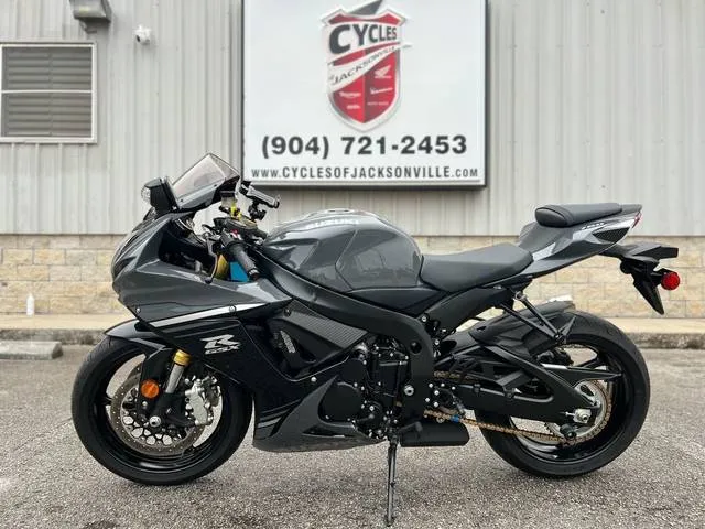 2025 Suzuki GSX-R750 — front three-quarter view