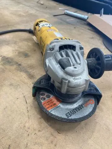 2018 DeWalt DWE402 — front three-quarter view