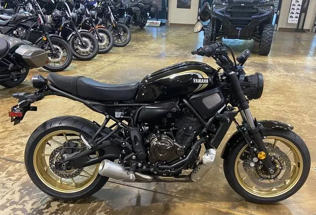 2022 Yamaha XSR700 — front three-quarter view