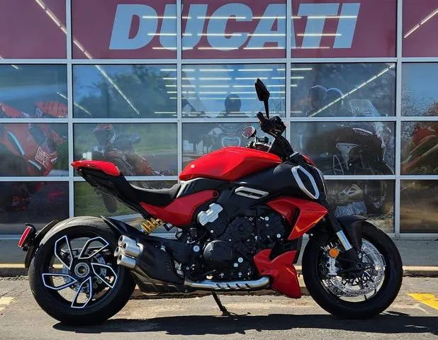 2024 Ducati Diavel V4 Red — front three-quarter view