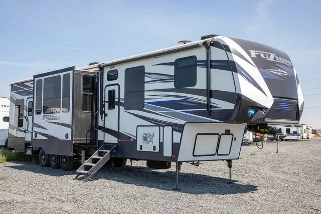 2018 Keystone Fuzion 417 — front three-quarter view