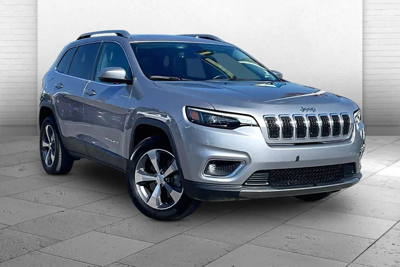 2019 Jeep Cherokee Limited in Billet Silver Met — front three-quarter view