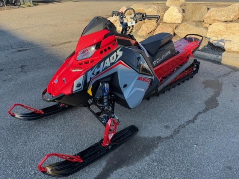 2025 Polaris 850 RMK KHAOS 146 Storm Gray / Indy Red