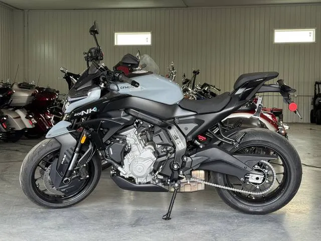 2026 CFMOTO 675NK — front three-quarter view