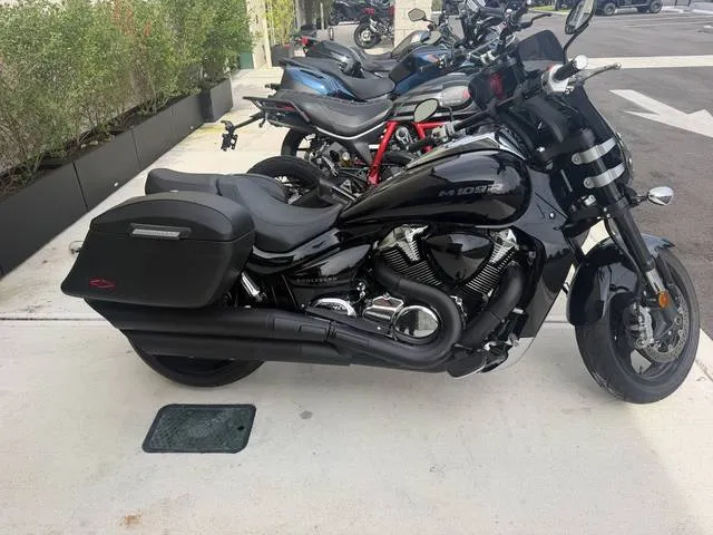 2024 Suzuki Boulevard M109R — front three-quarter view