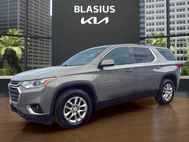 2019 Chevrolet Traverse LT Cloth w/1LT in Pepperdust Metallic — front three-quarter view