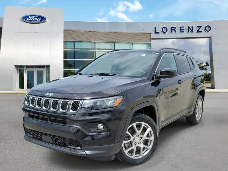2023 Jeep Compass Latitude Lux in Diamond Black Crystal Pearlcoat — front three-quarter view