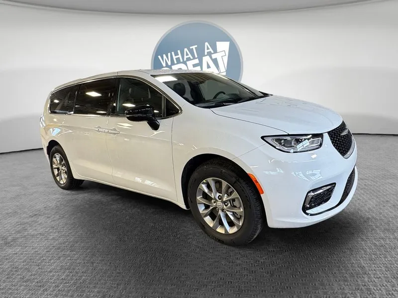 2026 Chrysler Pacifica Select in Bright White Clear-Coat Exterior Paint — front three-quarter view