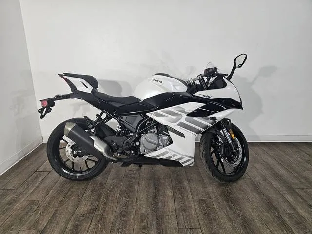 2026 CFMOTO 300SS — front three-quarter view