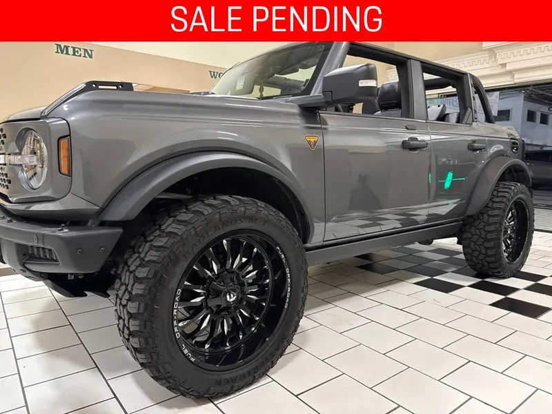 2024 Ford Bronco Badlands in Carbonized Gray Metallic — front three-quarter view