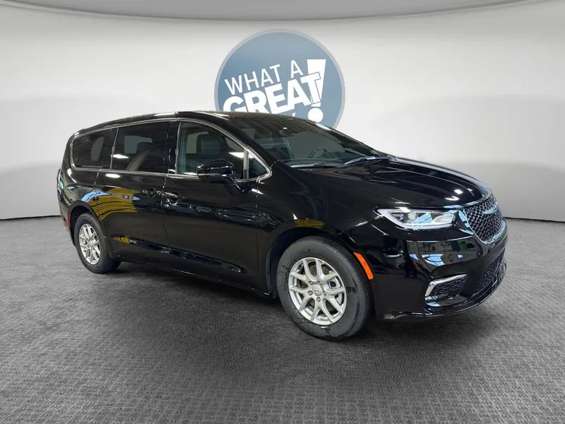 2026 Chrysler Pacifica Select in Diamond Black Crystal Pearl-Coat Exterior Paint — front three-quarter view