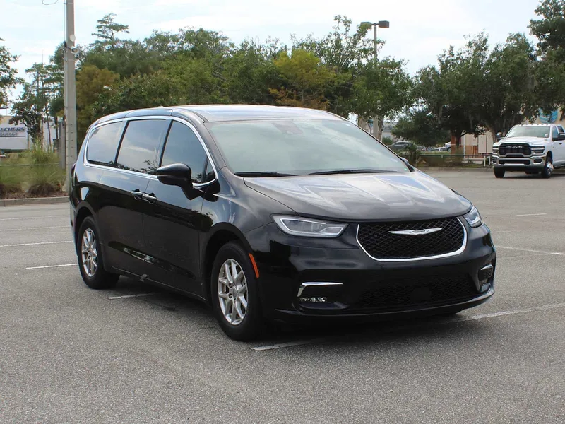 2025 Chrysler Pacifica Select in Diamond Black Crystal Pearlcoat — front three-quarter view
