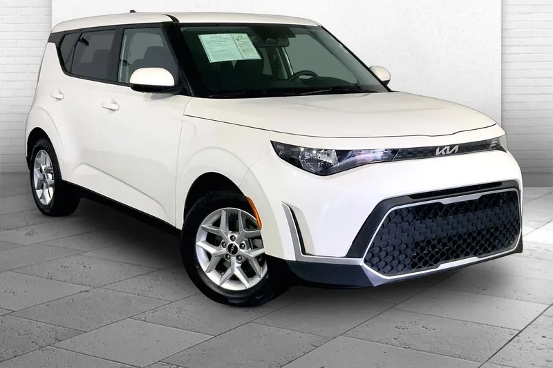 2025 Kia Soul LX in Snow White Pearl — front three-quarter view