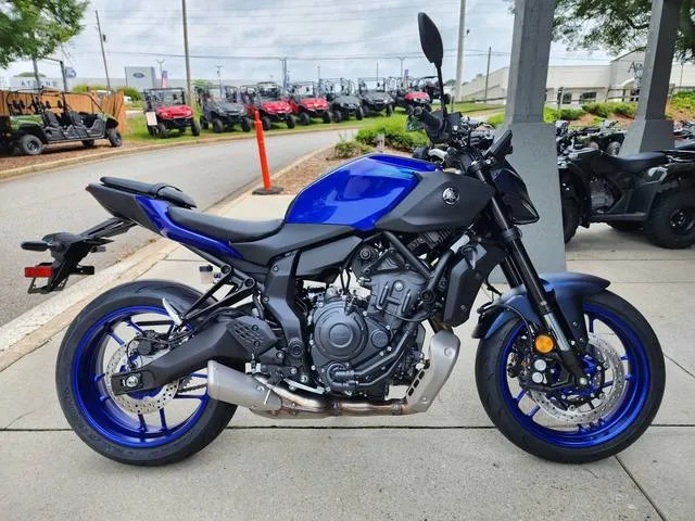 2025 Yamaha MT-07 — front three-quarter view