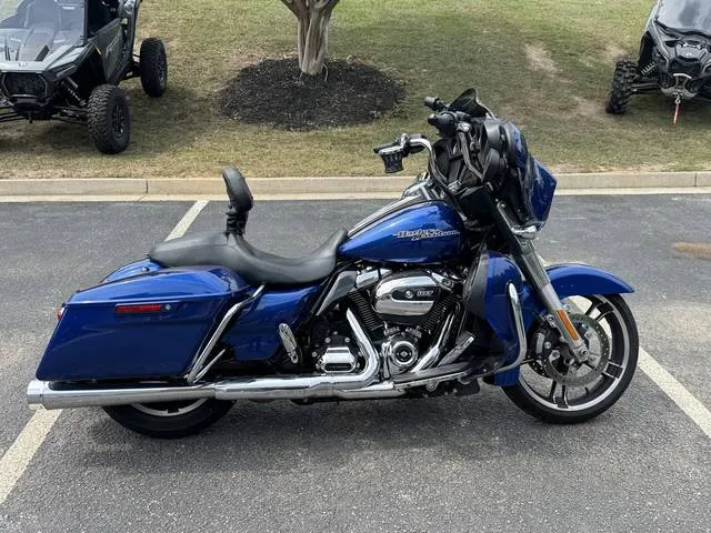 2017 Harley-Davidson® FLHX - Street Glide® — front three-quarter view