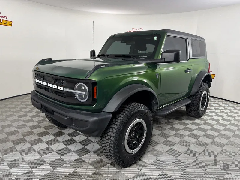 2022 Ford Bronco Base in Eruption Green Metallic — front three-quarter view