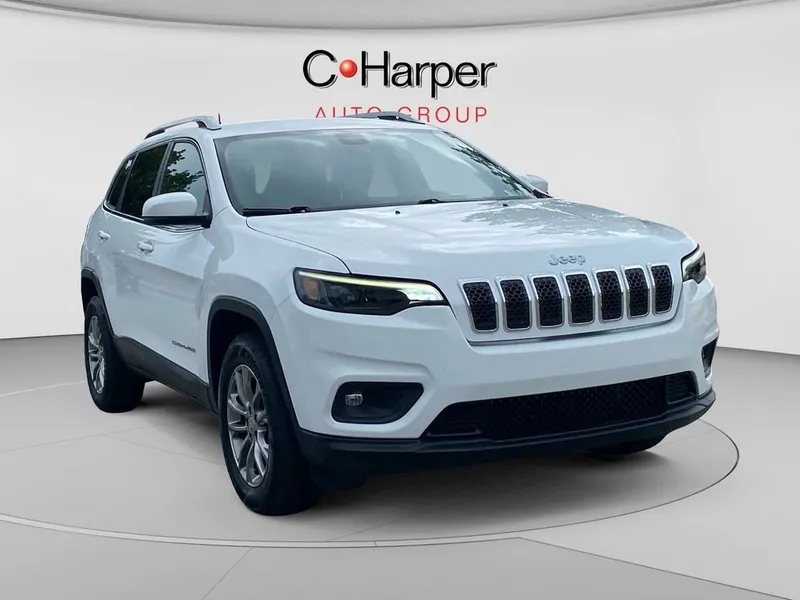 2020 Jeep Cherokee Latitude Plus in Bright White Clearcoat — front three-quarter view