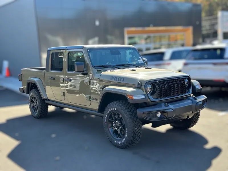 2026 Jeep Gladiator GLADIATOR WILLYS 4X4 in 41 Exterior Paint — front three-quarter view