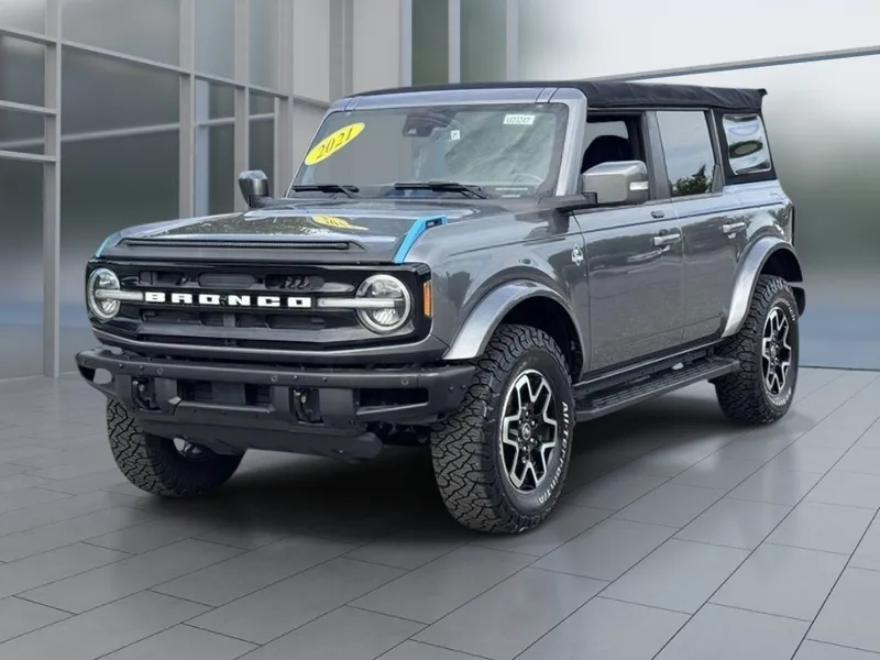 2021 Ford Bronco Outer Banks in Gray Metallic — front three-quarter view