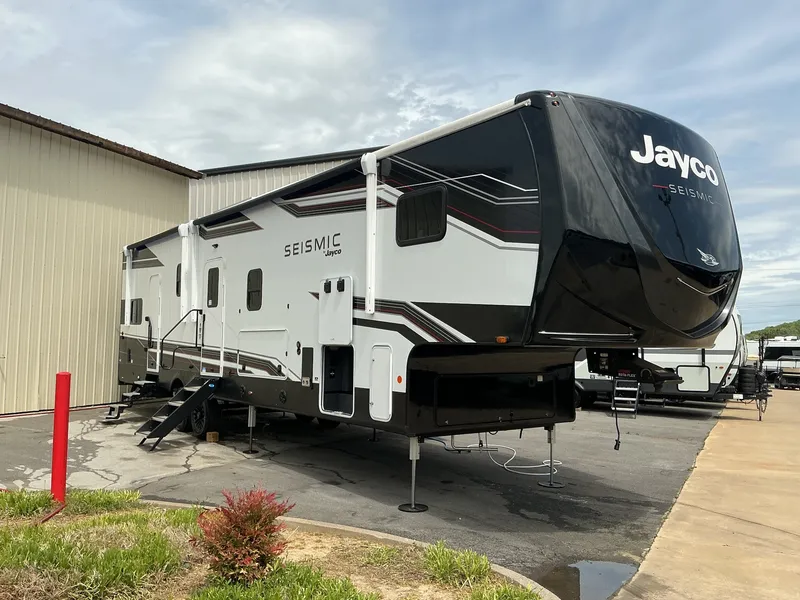 2026 Jayco Seismic 359 — front three-quarter view