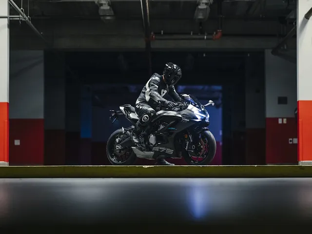 2026 CFMOTO 675SS — front three-quarter view