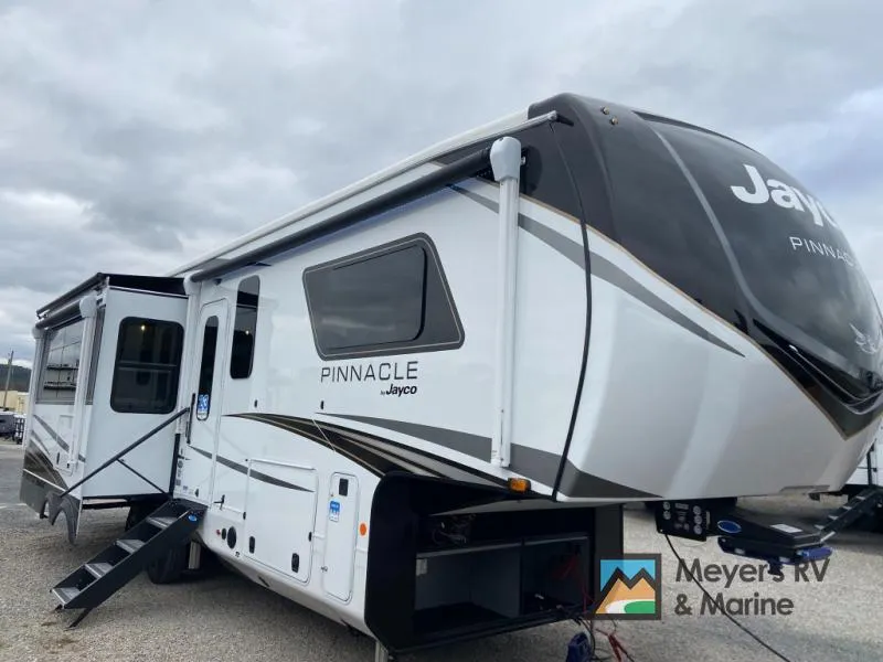 2026 Jayco Pinnacle 32RLTS — front three-quarter view