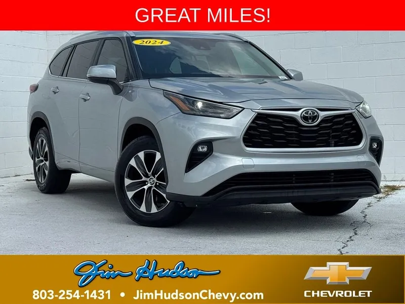 2024 Toyota Highlander XLE in Celestial Silver Metallic — front three-quarter view