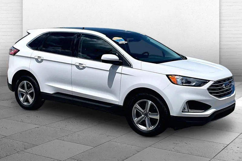 2022 Ford Edge SEL in Oxford White — front three-quarter view