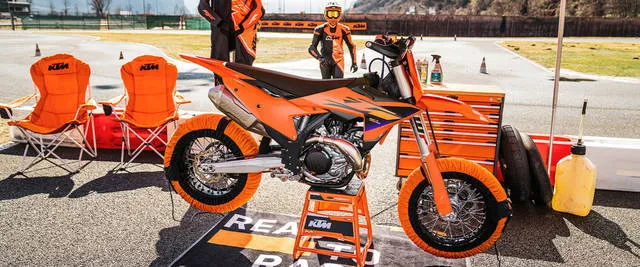 2026 KTM 450 SMR — front three-quarter view