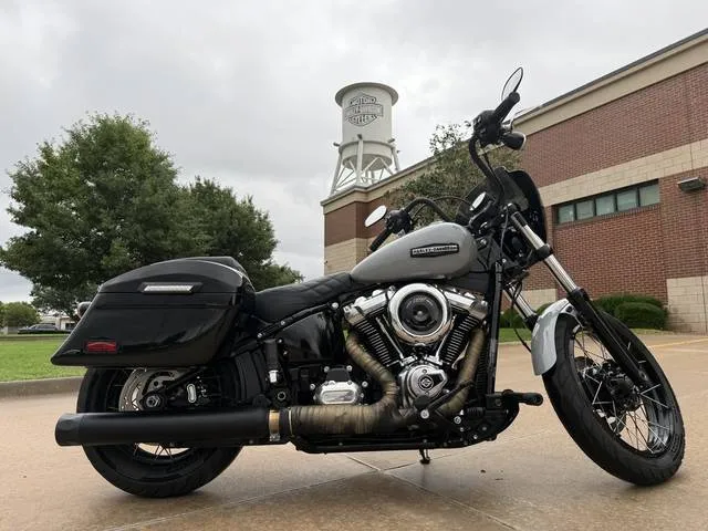 2025 Harley-Davidson® FXBB - Street Bob® — front three-quarter view