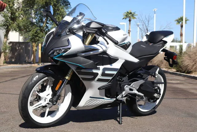 2026 CFMOTO 450SS — front three-quarter view