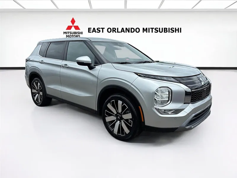 2025 Mitsubishi Outlander SE in Alloy Silver Metallic — front three-quarter view