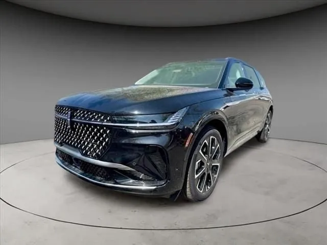 2024 Lincoln Nautilus Reserve in Black Metallic — front three-quarter view