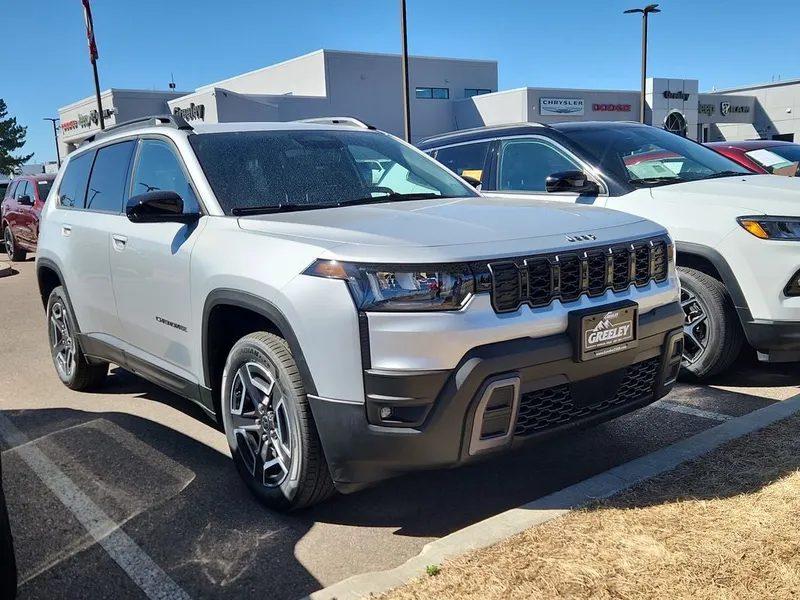 2026 Jeep Cherokee CHEROKEE LIMITED 4X4 in Silver Zynith Clear-Coat Exterior Paint — front three-quarter view