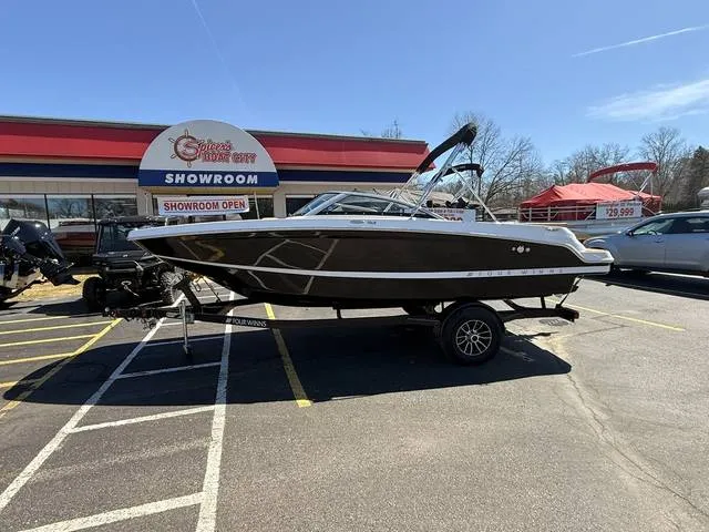 2026 Four Winns HD2 — front three-quarter view