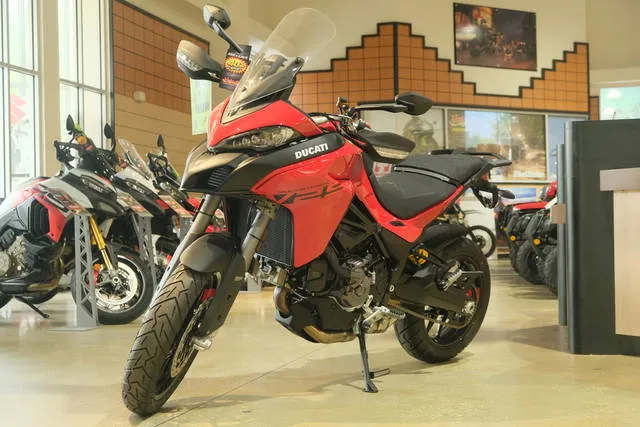 2024 Ducati MULTISTRADA V2S — front three-quarter view