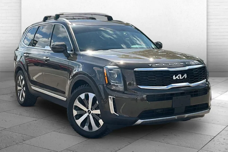 2022 Kia Telluride S — front three-quarter view