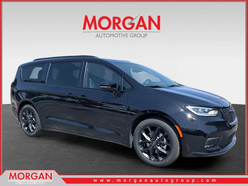 2026 Chrysler Pacifica Select in Black — front three-quarter view