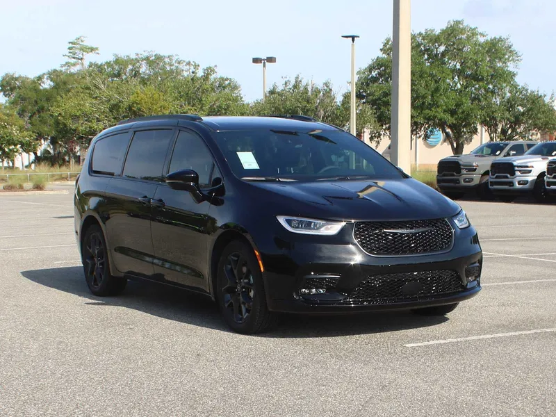 2026 Chrysler Pacifica Select in Diamond Black Crystal Pearl-Coat Exterior Paint — front three-quarter view
