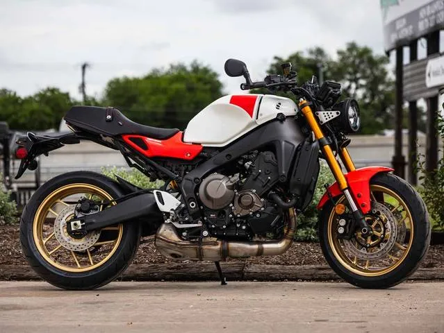 2026 Yamaha XSR900 — front three-quarter view