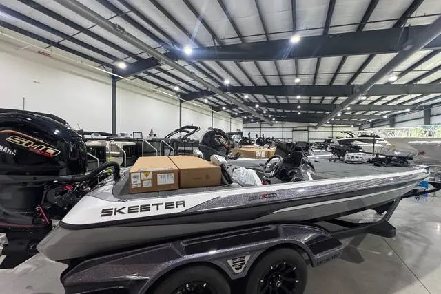 2026 Skeeter FXR21 FLEX — front three-quarter view