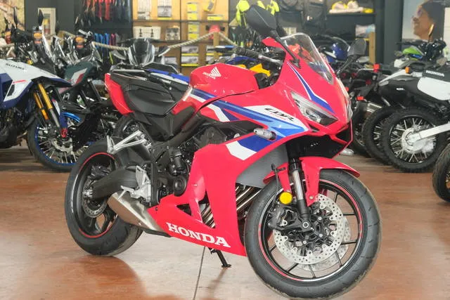 2026 Honda® CBR650R E-Clutch — front three-quarter view